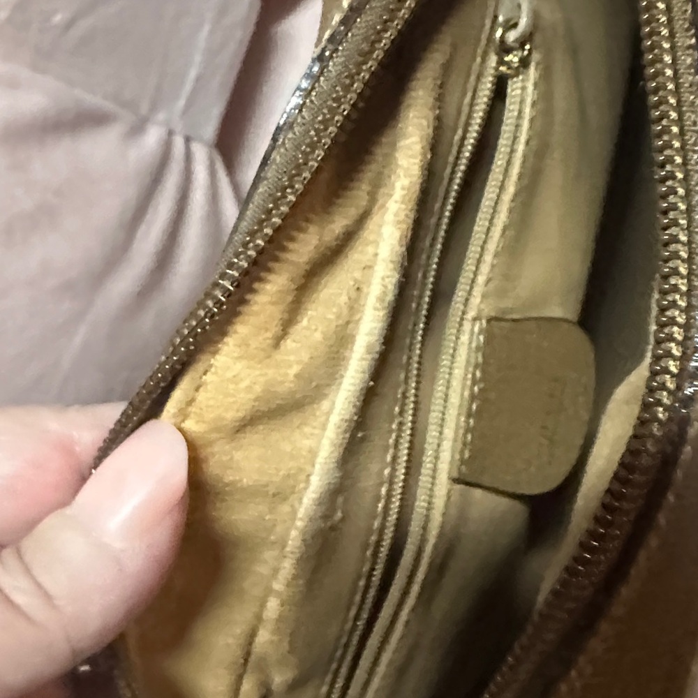 Gucci Shoulder Bag 2 1/2 x 9x 6 1/2 outside in excellent condition - Picture 5 of 10